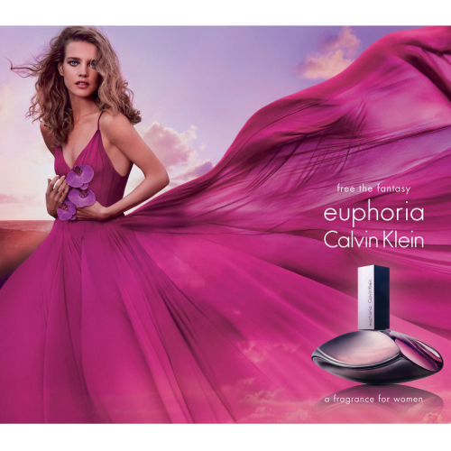 Calvin Klein Euphoria EDP toptaurus.rs 5 Žena nosi CK Euphoria EDP parfem i odiše elegancijom i senzualnošću