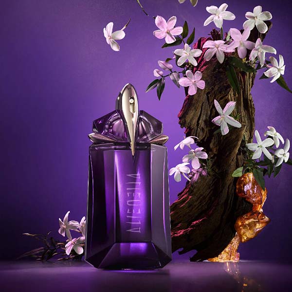 Thierry Mugler Alien EDP ljubičasta bočica – ženski parfem, mirisne note i ljubicasta pozadina sa cvecem
Alien ženski parfem amber jasmin 