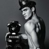 Moschino Toy Boy EDP parfem realna slika proizvoda, velika bocica koju drzi maneken u torzou, crno bela fotografija