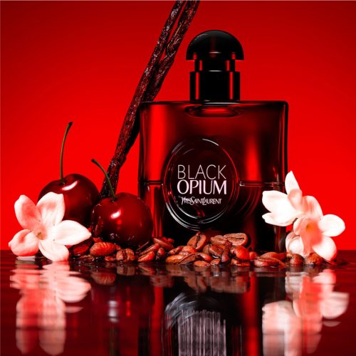 YSL Black Opium Over Red mirisne note – crvena jabuka, crna ribizla, šljiva, ruža, jasmin, kafa, vanila, pačuli i amber u modernoj i zavodljivoj ženskoj kompoziciji.