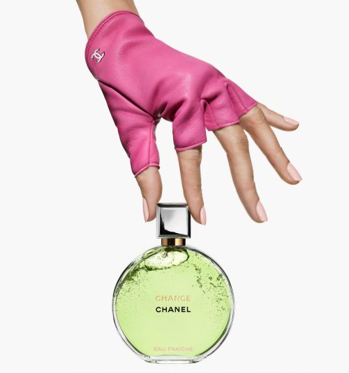 Chanel Chance Fraiche EDP ženski parfem original ruka u roze rukavici