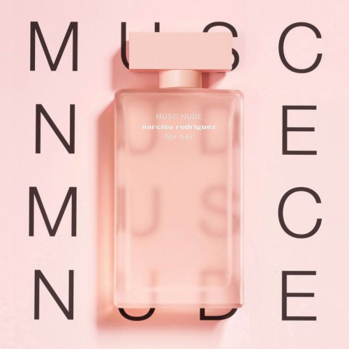 Ženski parfem Musc Nude Narciso Rodriguez slika na roze pozadini sa crnim slovima