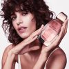 Narciso Rodriguez All of Me EDP toptaurus.rs Ženski parfem All of Me Narciso Rodriguez zena drzi bocicu parfema