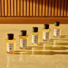Acqua di Parma Colonia C.L.U.B. (žuti) u luksuznom ambijentu, savršen za elegantne i dinamične osobe.