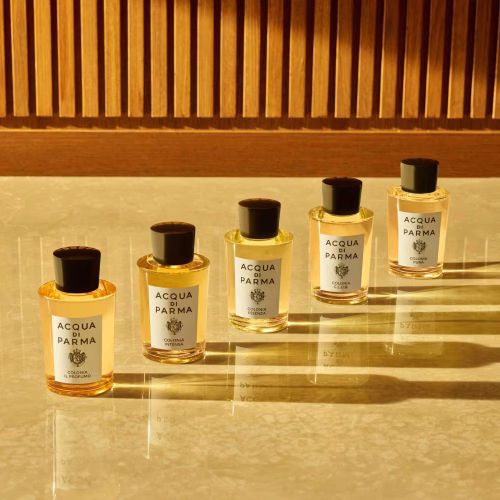 Acqua di Parma Colonia C.L.U.B. (žuti) u luksuznom ambijentu, savršen za elegantne i dinamične osobe.