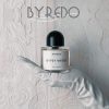 Bočica Byredo Gypsy Water parfema u ruci sa belom rukavicom