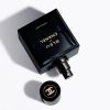 Chanel Bleu L Exclusif Parfum toptaurus.rs 1 Detaljan pogled na luksuznu bočicu i poklopac Chanel Bleu L’Exclusif sa prepoznatljivim logotipom.