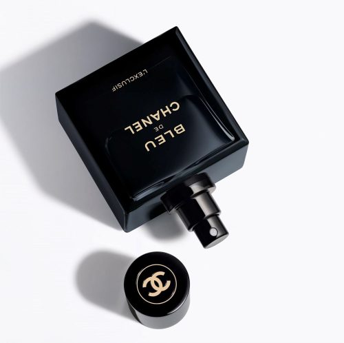 Chanel Bleu L Exclusif Parfum toptaurus.rs 1 Detaljan pogled na luksuznu bočicu i poklopac Chanel Bleu L’Exclusif sa prepoznatljivim logotipom.