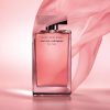 Ambijent sa Narciso Rodriguez Musc Noir Rose zenski parfem – Musc Noir Rose zenski parfem u elegantnom i misterioznom ambijentu.