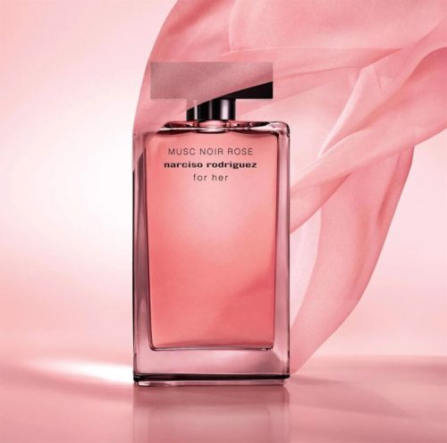 Ambijent sa Narciso Rodriguez Musc Noir Rose zenski parfem – Musc Noir Rose zenski parfem u elegantnom i misterioznom ambijentu.