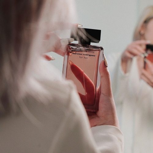 Close-up bočice Musc Noir Rose zenski parfem – Detaljan prikaz bočice Narciso Rodriguez Musc Noir Rose, ženski parfem sa sofisticiranim dizajnom u ruci zene