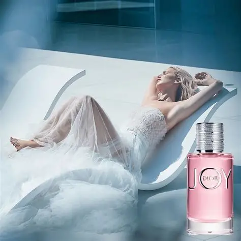 Dior Joy Intense parfem – elegantan i senzualan ženski miris i zena koja lezi na belom krevetu