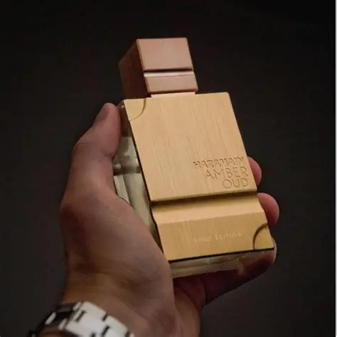 Al Haramain Amber Oud Gold Edition luksuzni parfem u ruci muskarca