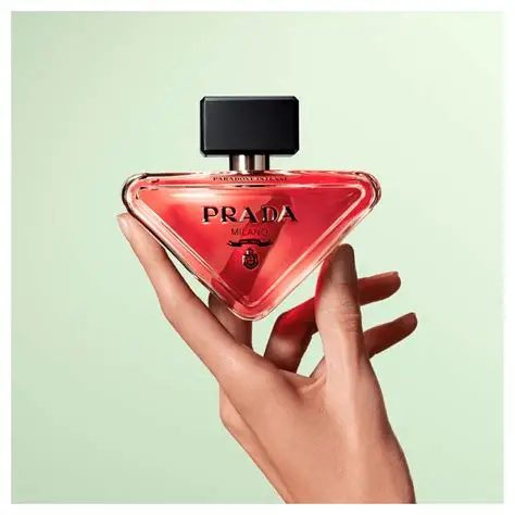 Prada Paradoxe Intense – sofisticiran i intenzivan ženski miris u ruci zene