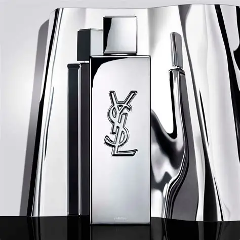 YSL Myslf LAbsolu toptaurus.rs 2 Close-up bočice YSL MySLF L'Absolu muški parfem – Detaljan prikaz bočice YSL MySLF L'Absolu, luksuzni muški parfem.