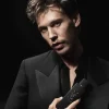 Ambijent sa YSL MySLF Le Parfum muški parfem – MySLF Le Parfum u elegantnom ambijentu, idealan za večernje prilike. Muskarac drzi parfem