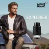 Muški parfem Mont Blanc Explorer EDP slika sa muskarcem koji je slobodan, plavo nebo, sedi na haubi automobila u koznoj jakni