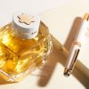 Ženski parfem Mont Blanc Signature Absolue EDP detalj poklopca i bela hemijska olovka