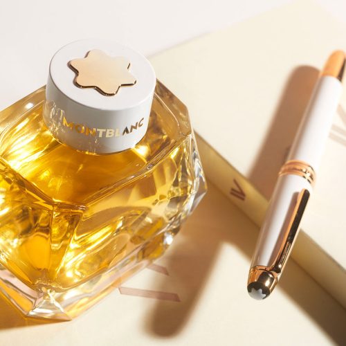 Ženski parfem Mont Blanc Signature Absolue EDP detalj poklopca i bela hemijska olovka
