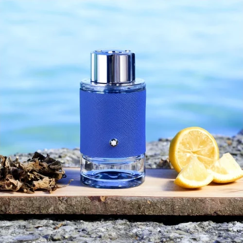 Muški parfem Mont Blanc Explorer Ultra Blue na obali mora i limun