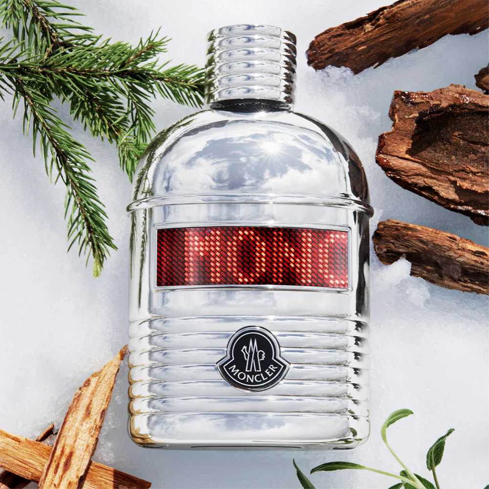 Moncler Pour Homme drvenasti miris za muškarce mirisne note. Gust, postojan — odličan za skijaše. Parfemi za skijanje i planinu