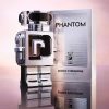 Bočica Paco Rabanne Phantom muškog parfema na roze pozadini i kutija se vidi