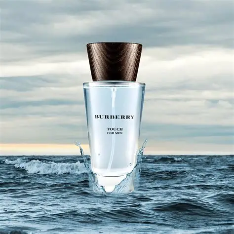 Burberry Touch For Men detalj bočice drveni čep, bocica u moru