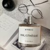 Alt: Byredo Bibliotheque EDP u ambijentu stare biblioteke – luksuzan i misteriozan parfem