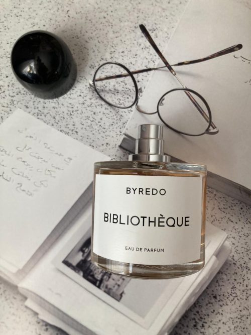 Alt: Byredo Bibliotheque EDP u ambijentu stare biblioteke – luksuzan i misteriozan parfem