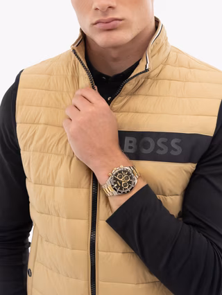 Hugo Boss 1514269 HERO 2.0 muški sat detalj crnog brojčanika sa zlatnim detaljima na ruci muskarca