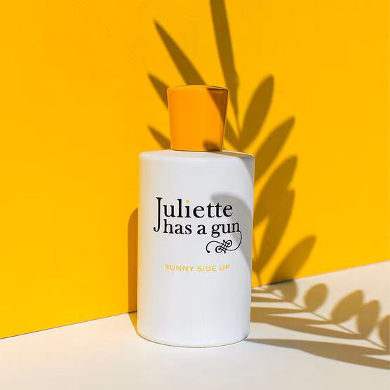 Juliette Has a Gun Sunny Side Up EDP zenski parfem dizajn bočice na zutom zidu obasjan suncem