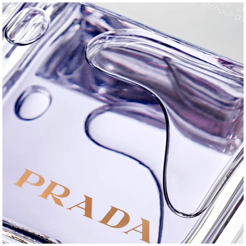 Prada Amber Pour Homme EDT muski parfem toptaurus.rs 2 Alt: Mirisne note Prada Amber Pour Homme EDT – bergamot, neroli, amber, sandalovina i vetiver, detalj bocice sa ljubicastim parfemom Prada
