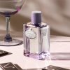 Prada Infusion De Figue EDP unisex parfem toptaurus.rs 2 Alt: Prada Infusion De Figue EDP u prirodnom ambijentu sa smokvama – svež i luksuzan unisex parfem
