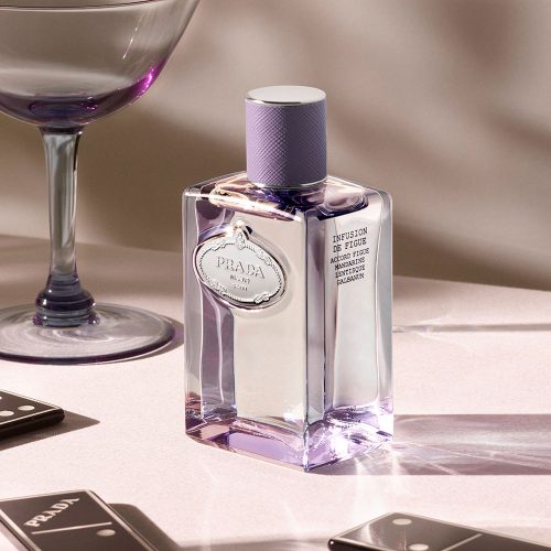 Prada Infusion De Figue EDP unisex parfem toptaurus.rs 2 Alt: Prada Infusion De Figue EDP u prirodnom ambijentu sa smokvama – svež i luksuzan unisex parfem