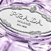 Prada Infusion De Figue EDP unisex parfem toptaurus.rs 3 Alt: Prada Infusion De Figue EDP fokus na logo Prada na bocici – svež i luksuzan unisex parfem