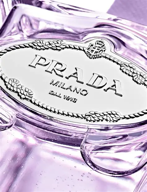 Prada Infusion De Figue EDP unisex parfem toptaurus.rs 3 Alt: Prada Infusion De Figue EDP fokus na logo Prada na bocici – svež i luksuzan unisex parfem