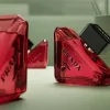 Alt: Prada Paradoxe Radical Essence EDP u luksuznom ambijentu – idealan parfem za večernje prilike