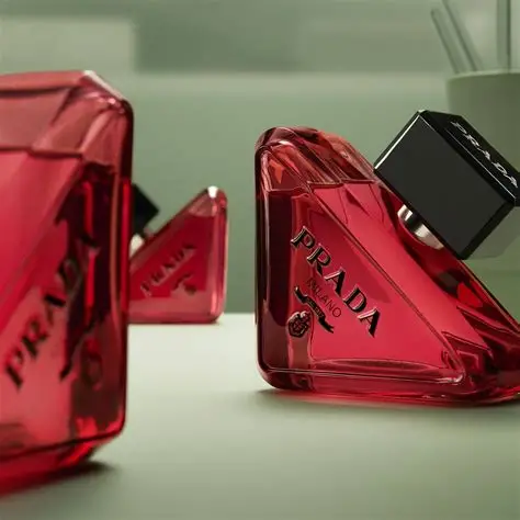 Alt: Prada Paradoxe Radical Essence EDP u luksuznom ambijentu – idealan parfem za večernje prilike