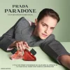 Alt: Žena drži Prada Paradoxe Radical Essence EDP – sofisticiran i senzualan ženski miris i Ema Watson