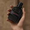 Alt: Muškarac drži Valentino Uomo Born In Roma Extradose EDT – intenzivan i sofisticiran muški parfem