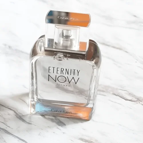 Calvin Klein Eternity Now edt muski parfem toptaurus.rs 2 Calvin Klein Eternity Now muški parfem moderan aromatični miris, detalj bocice