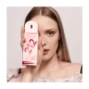 Carolina Herrera 212 Heroes for Her ženski parfem detalj bočice u ruci zene