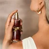 Estée Lauder Youth Dew Eau de Parfum elegantna vintage bočica parfema u ruci zene koja se mirise i. nanosi parfem na vrat