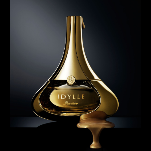 GUERLAIN Idylle EDP zenski parfem toptaurus.rs bocica na elegantnoj crnoj pozadini