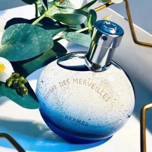 Detalj bočice L Ombre des Merveilles – orijentalno-drveni unisex parfem