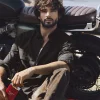 Jimmy Choo Man Extreme muški parfem intenzivan miris, muskarac na motoru drzi parfem