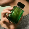 Prada Paradigme EDP muski parfem toptaurus.rs 4 Prada Paradigme EDP elegantna zelena bočica parfema u ruci muskarca