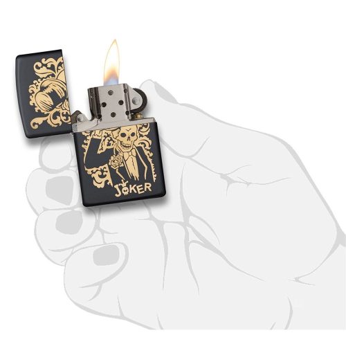 Prikaz u ruci: ZIPPO Joker 29632 – upaljač prikazan u ruci