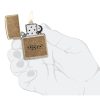 Prikaz u ruci: ZIPPO Diagonal Weave 28182 – upaljač prikazan u ruci