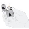 Prikaz u ruci: ZIPPO Ace 24196 – upaljač prikazan u ruci